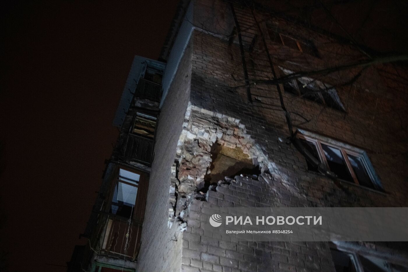 Последствия обстрела Петровского района Донецка 