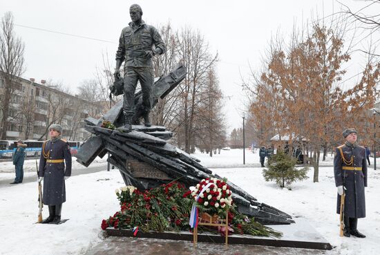 В Москве открыли памятник Е. Зиничеву