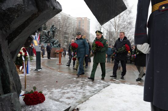 В Москве открыли памятник Е. Зиничеву