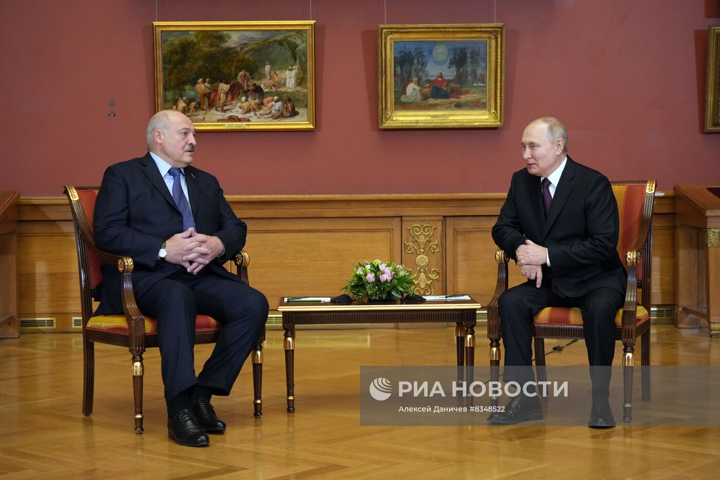 Президент РФ В. Путин принял участие в работе второго дня неформального саммита СНГ в Санкт-Петербурге