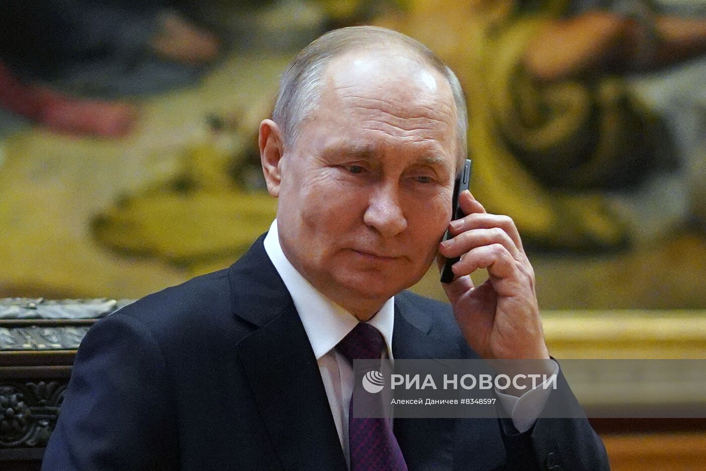 Президент РФ В. Путин поговорил по телефону с участницей акции "Ёлка желаний" А. Титаренко