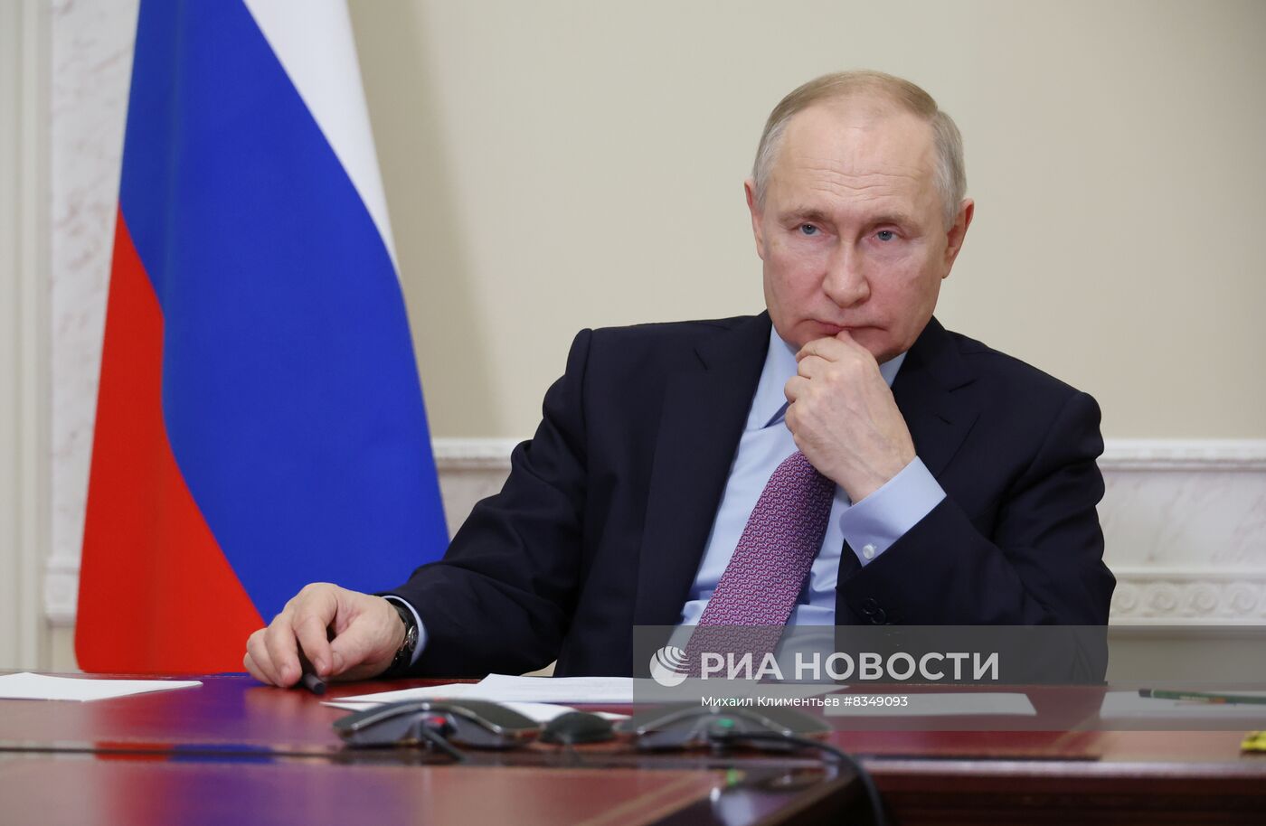 Президент РФ В. Путин принял участие в церемонии запуска завода "Титан-Полимер"