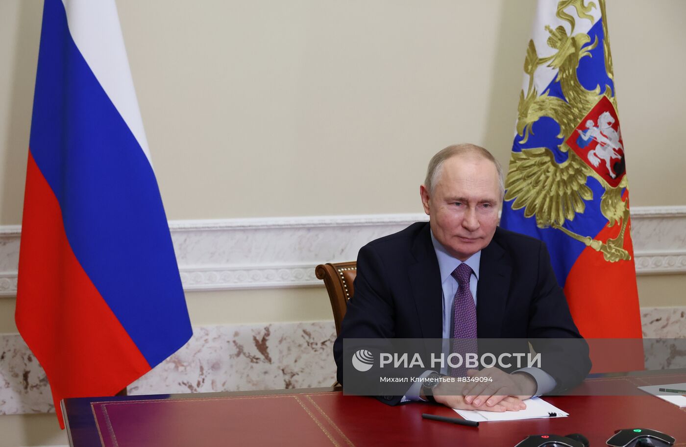 Президент РФ В. Путин принял участие в церемонии запуска завода "Титан-Полимер"