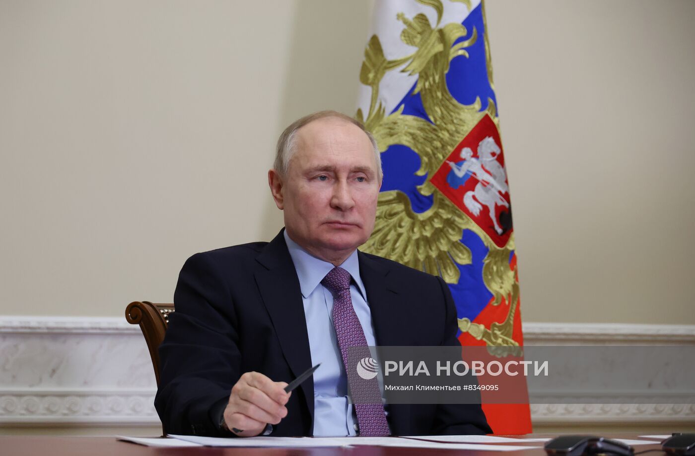 Президент РФ В. Путин принял участие в церемонии запуска завода "Титан-Полимер"