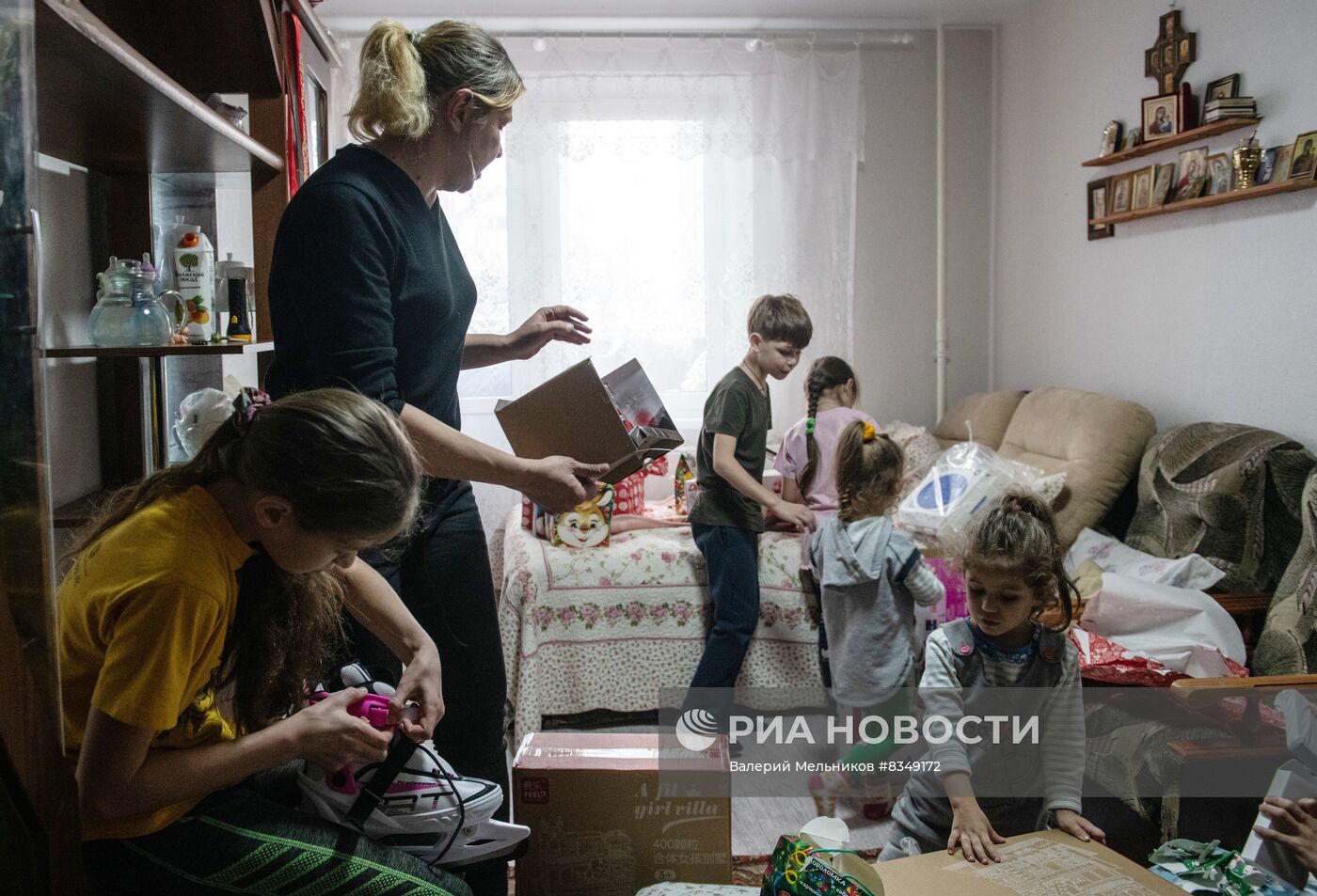 Передача подарков семье из Мариуполя в рамках акции "Елка желаний"