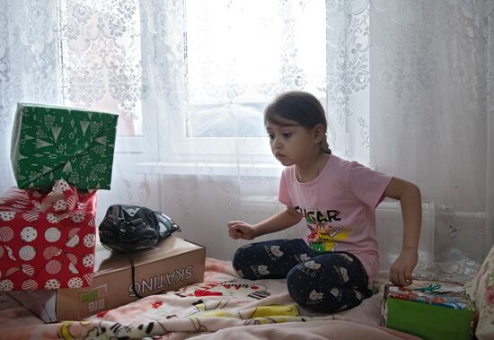 Передача подарков семье из Мариуполя в рамках акции "Елка желаний"