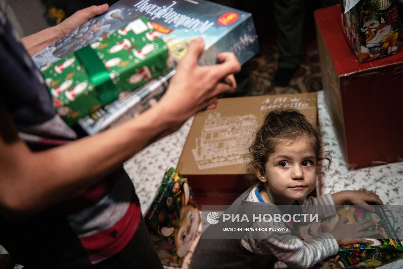 Передача подарков семье из Мариуполя в рамках акции "Елка желаний"