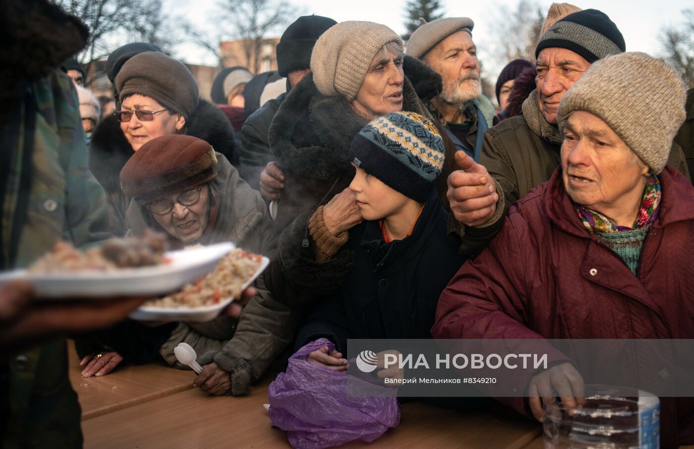 Раздача еды в рамках акции "Народы вместе сквозь года" в Волновахе