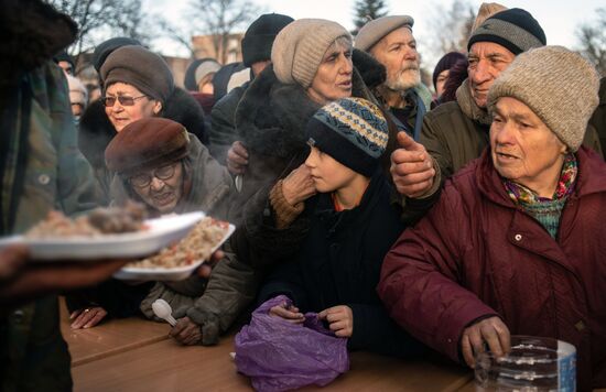Раздача еды в рамках акции "Народы вместе сквозь года" в Волновахе