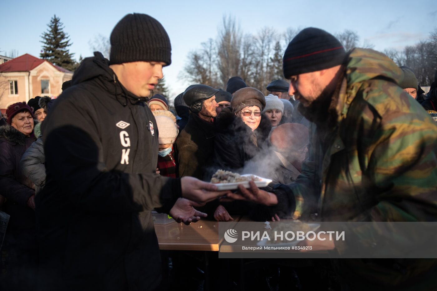 Раздача еды в рамках акции "Народы вместе сквозь года" в Волновахе