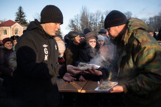 Раздача еды в рамках акции "Народы вместе сквозь года" в Волновахе