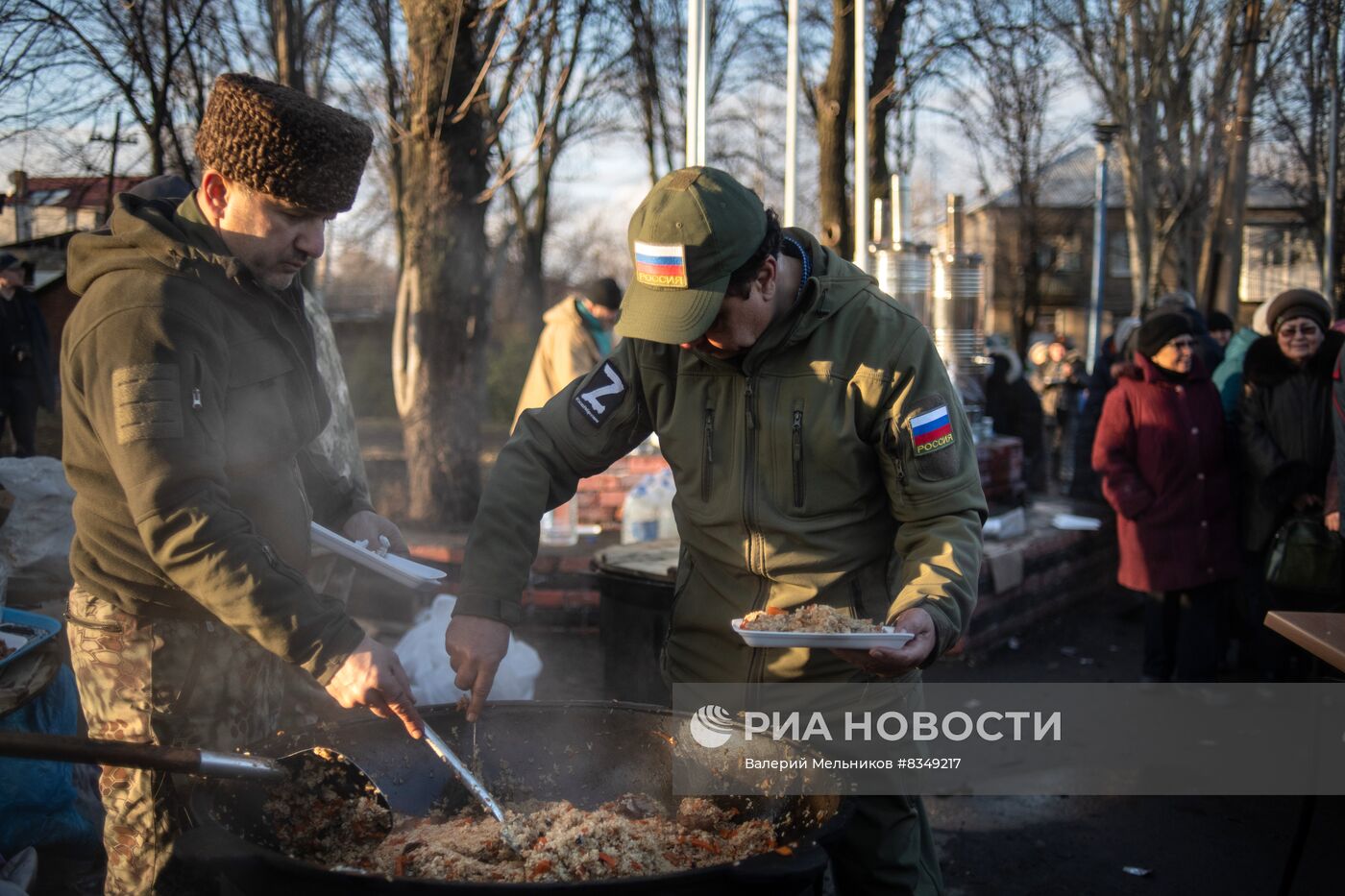 Раздача еды в рамках акции "Народы вместе сквозь года" в Волновахе