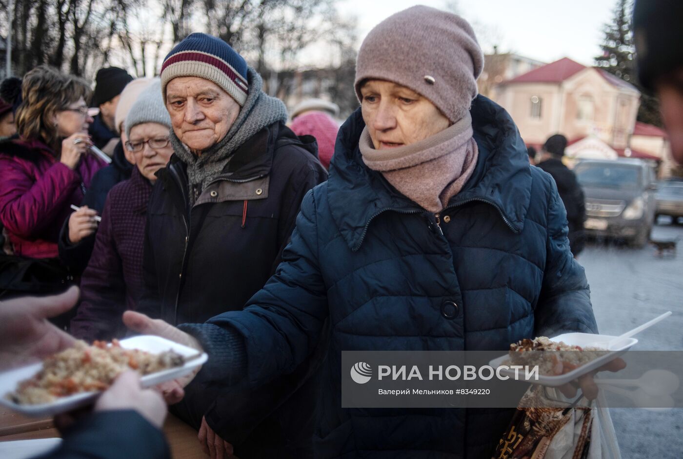 Раздача еды в рамках акции "Народы вместе сквозь года" в Волновахе