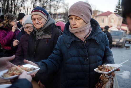 Раздача еды в рамках акции "Народы вместе сквозь года" в Волновахе