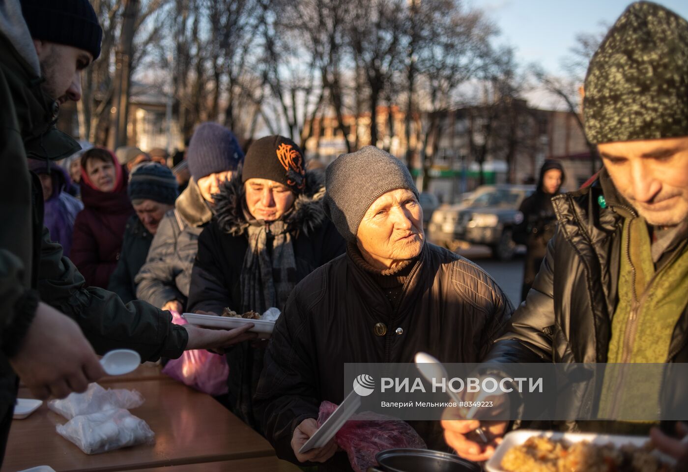 Раздача еды в рамках акции "Народы вместе сквозь года" в Волновахе