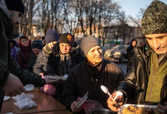 Раздача еды в рамках акции "Народы вместе сквозь года" в Волновахе