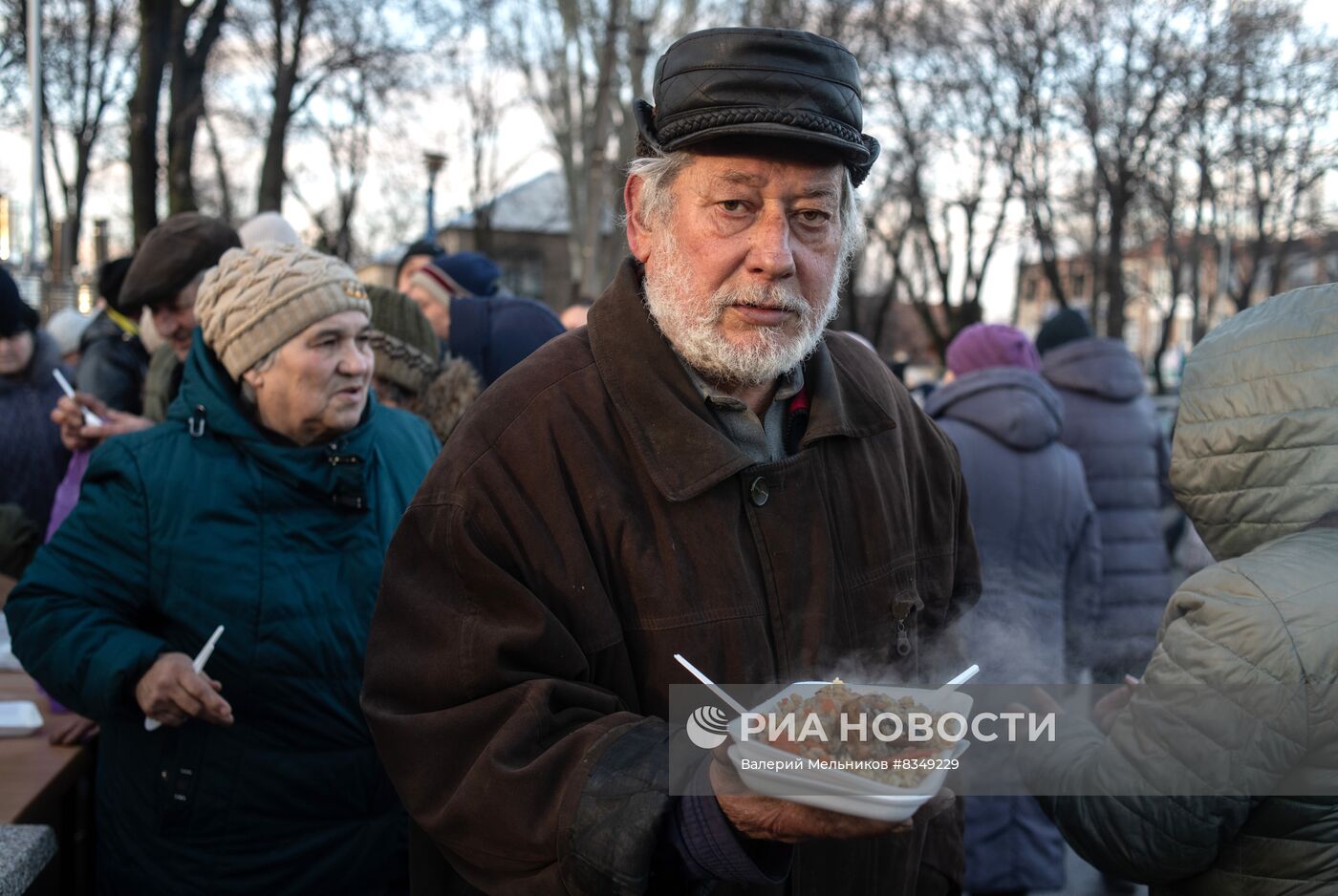 Раздача еды в рамках акции "Народы вместе сквозь года" в Волновахе