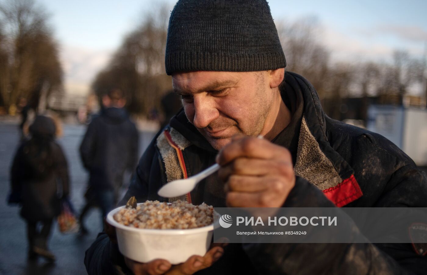 Раздача еды в рамках акции "Народы вместе сквозь года" в Волновахе