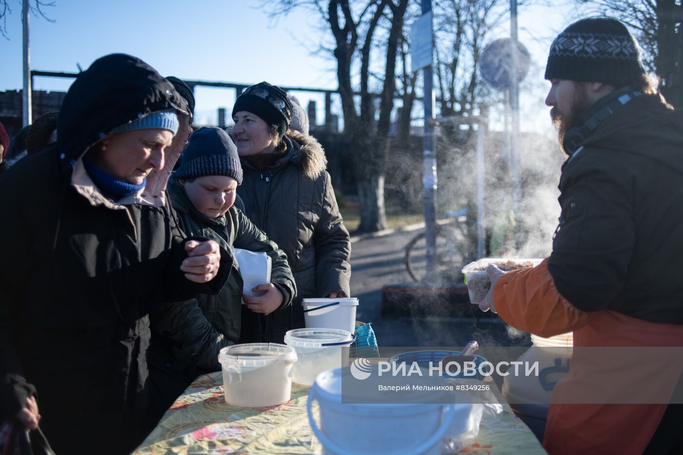 Раздача еды в рамках акции "Народы вместе сквозь года" в Волновахе