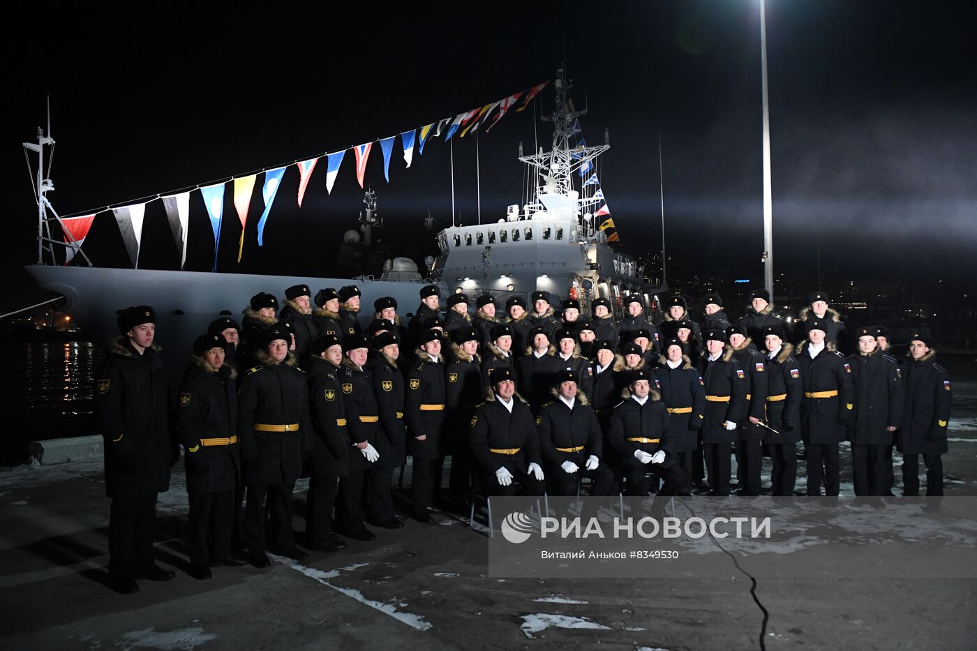 Подъем Андреевского флага на морском тральщике "Анатолий Шлемов" во Владивостоке