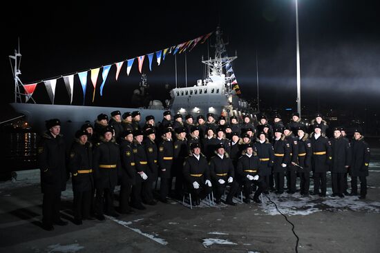 Подъем Андреевского флага на морском тральщике "Анатолий Шлемов" во Владивостоке