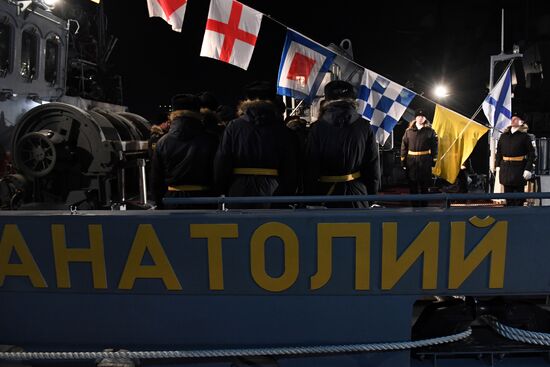 Подъем Андреевского флага на морском тральщике "Анатолий Шлемов" во Владивостоке