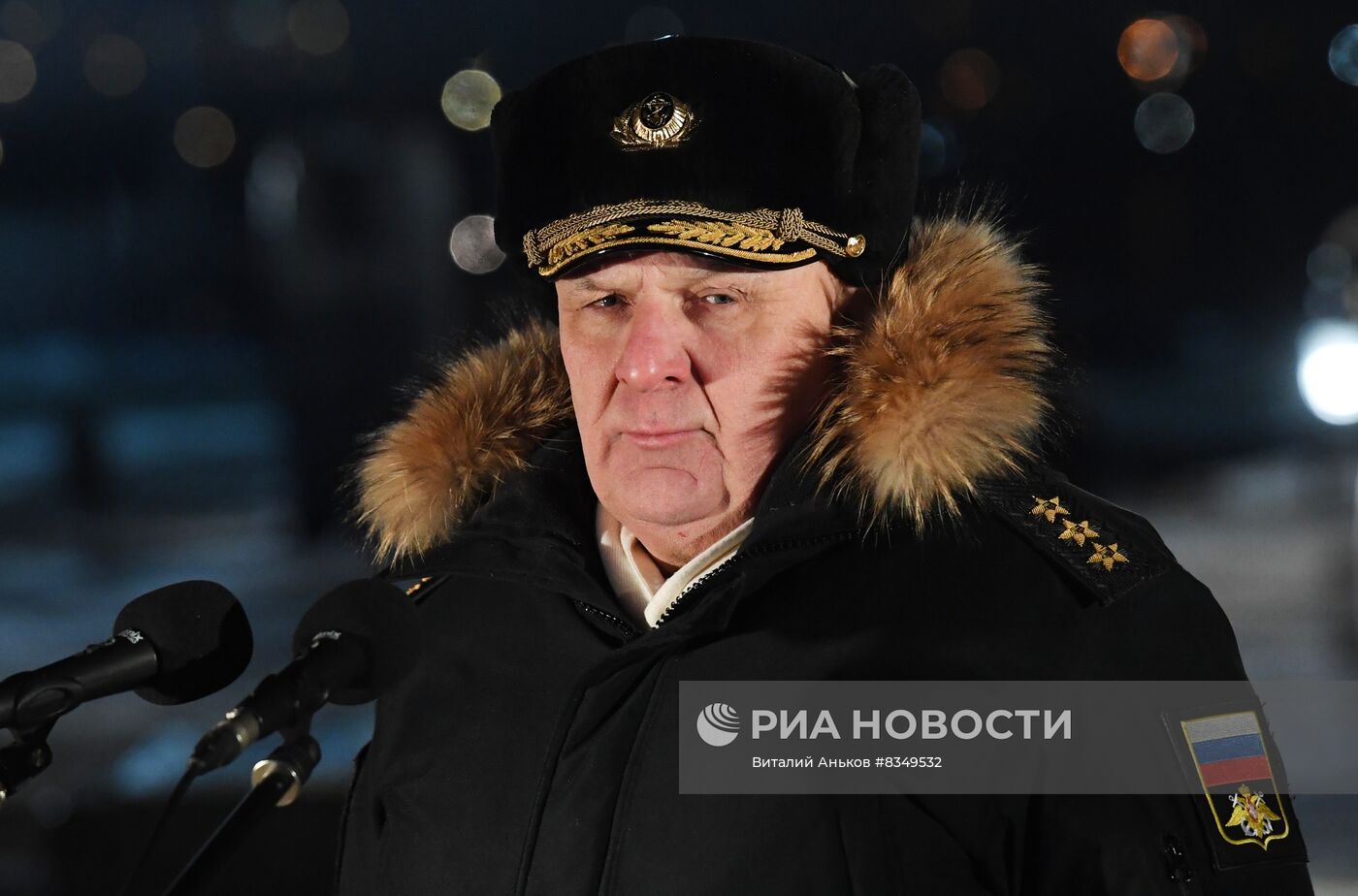 Подъем Андреевского флага на морском тральщике "Анатолий Шлемов" во Владивостоке