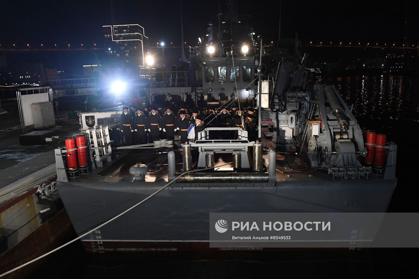 Подъем Андреевского флага на морском тральщике "Анатолий Шлемов" во Владивостоке