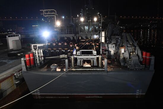 Подъем Андреевского флага на морском тральщике "Анатолий Шлемов" во Владивостоке