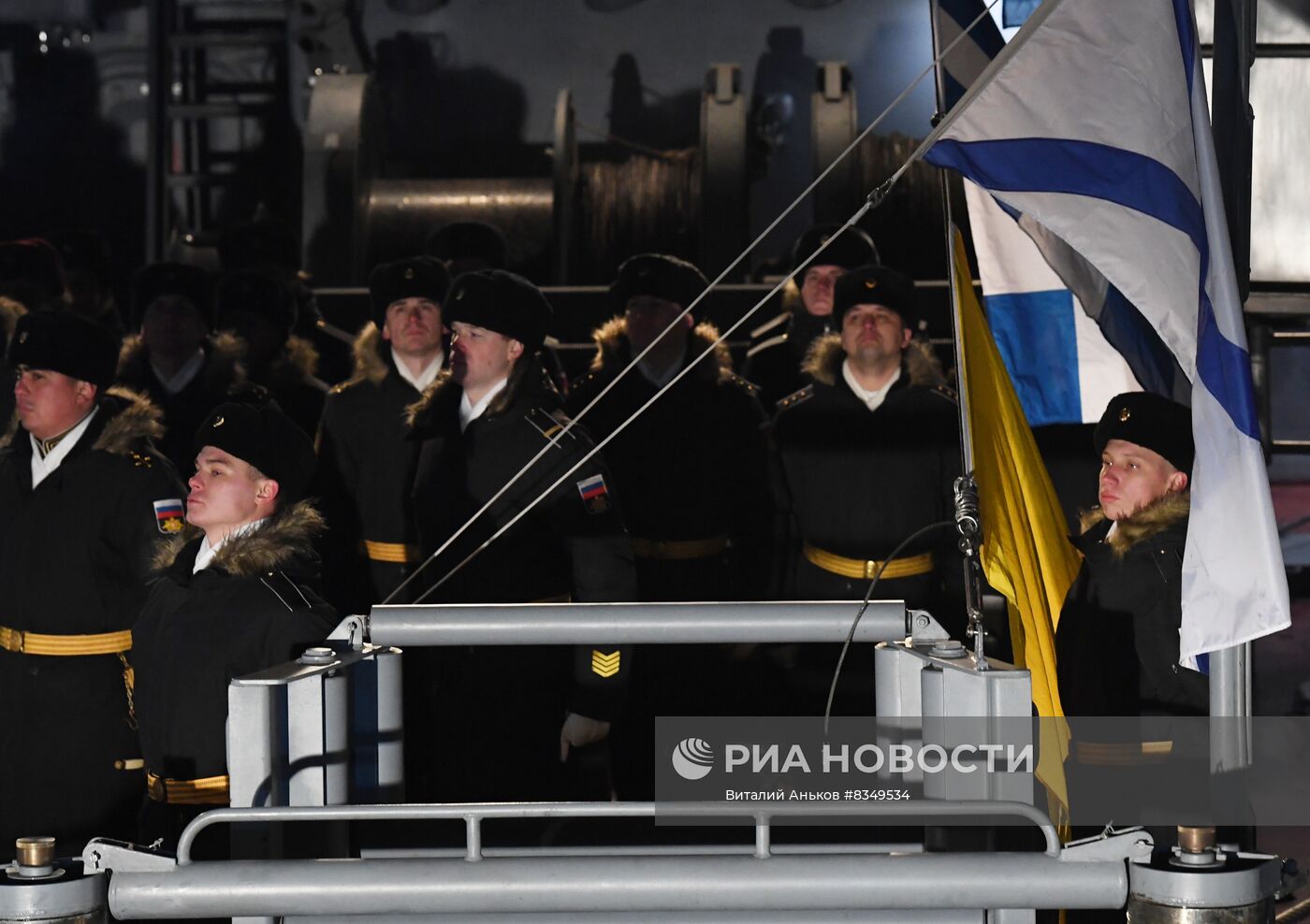Подъем Андреевского флага на морском тральщике "Анатолий Шлемов" во Владивостоке