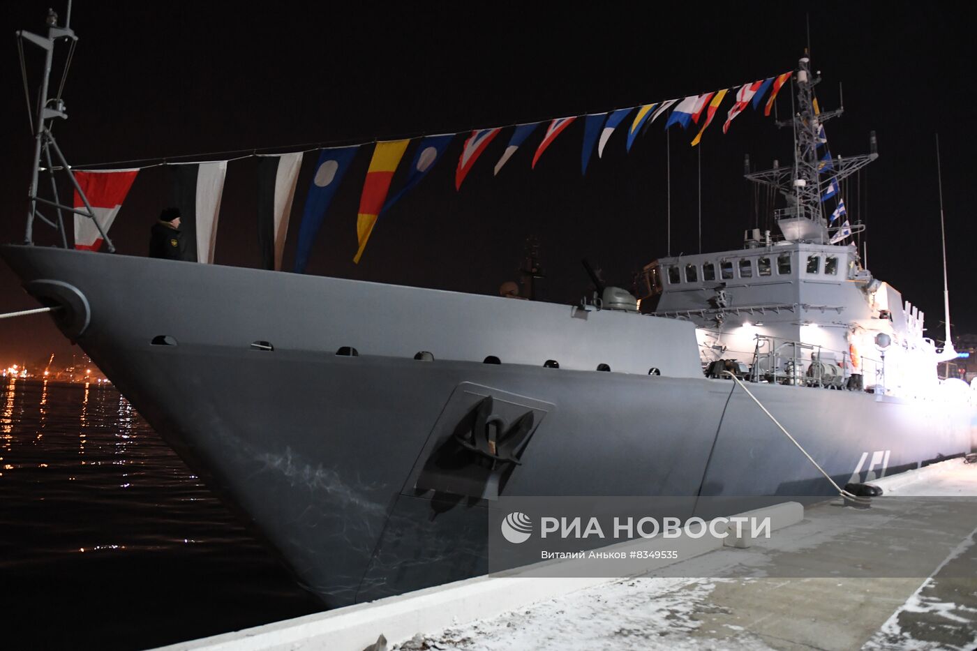 Подъем Андреевского флага на морском тральщике "Анатолий Шлемов" во Владивостоке