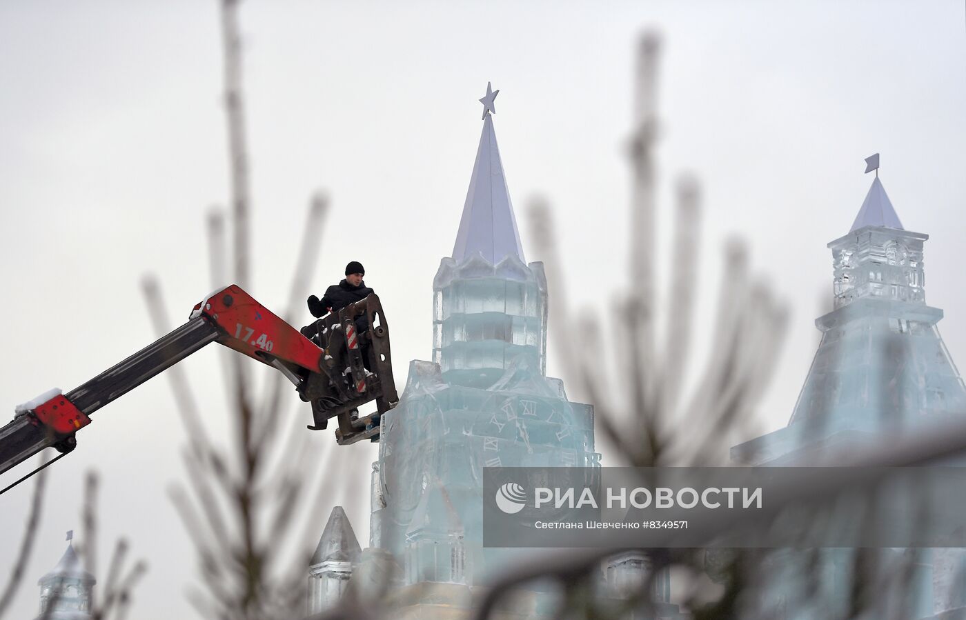 Подготовка к ледовым фестивалям в Москве