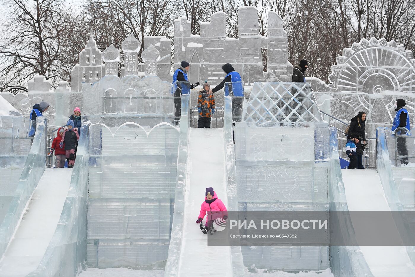 Подготовка к ледовым фестивалям в Москве