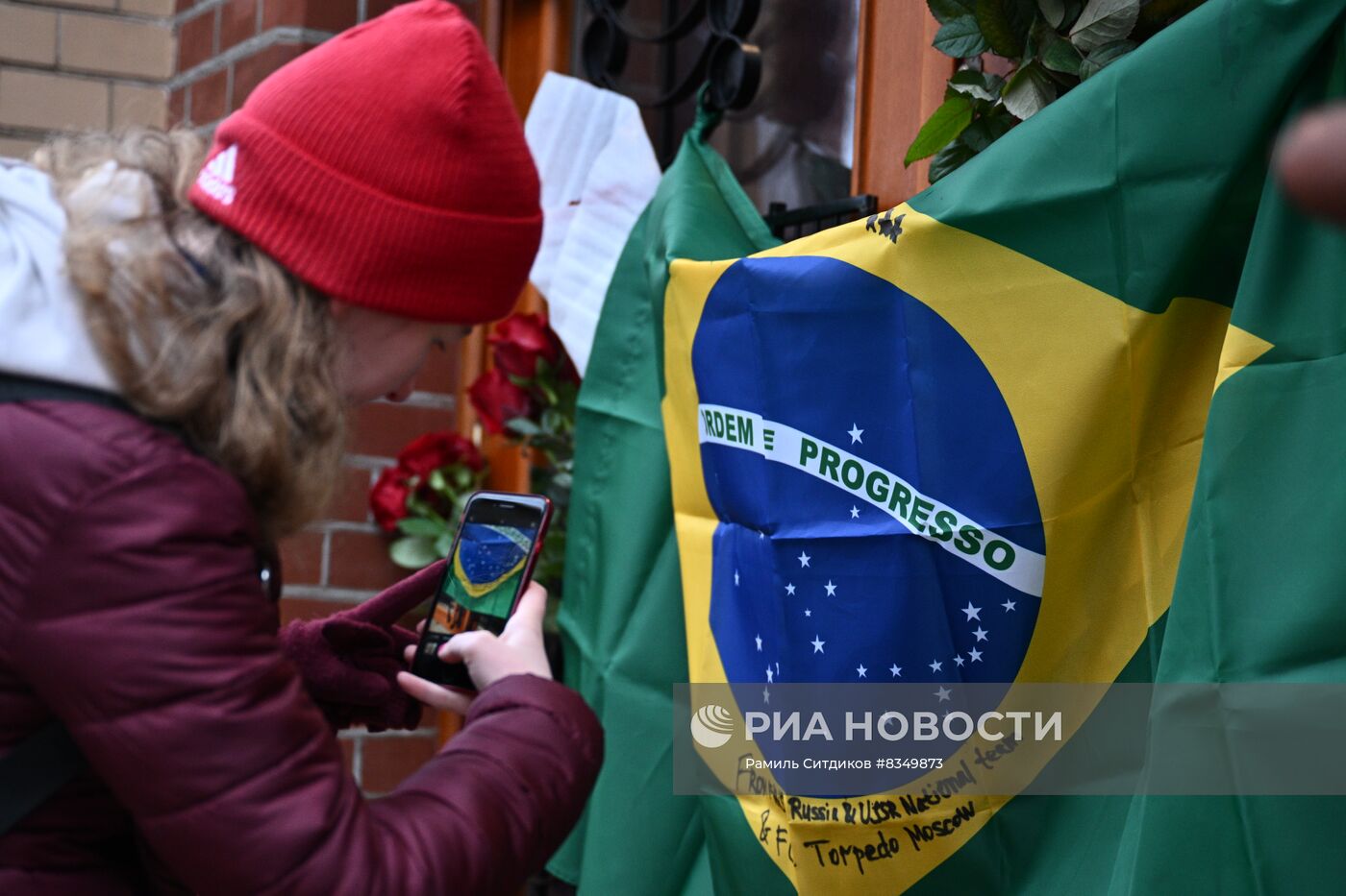 Цветы в память о Пеле у посольства Бразилии в Москве