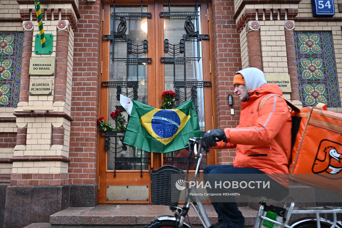 Цветы в память о Пеле у посольства Бразилии в Москве