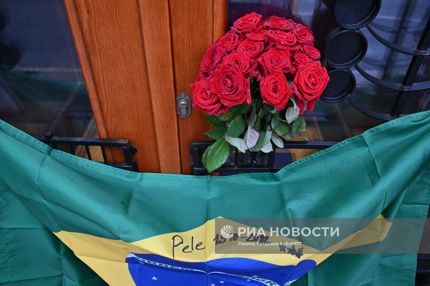 Цветы в память о Пеле у посольства Бразилии в Москве