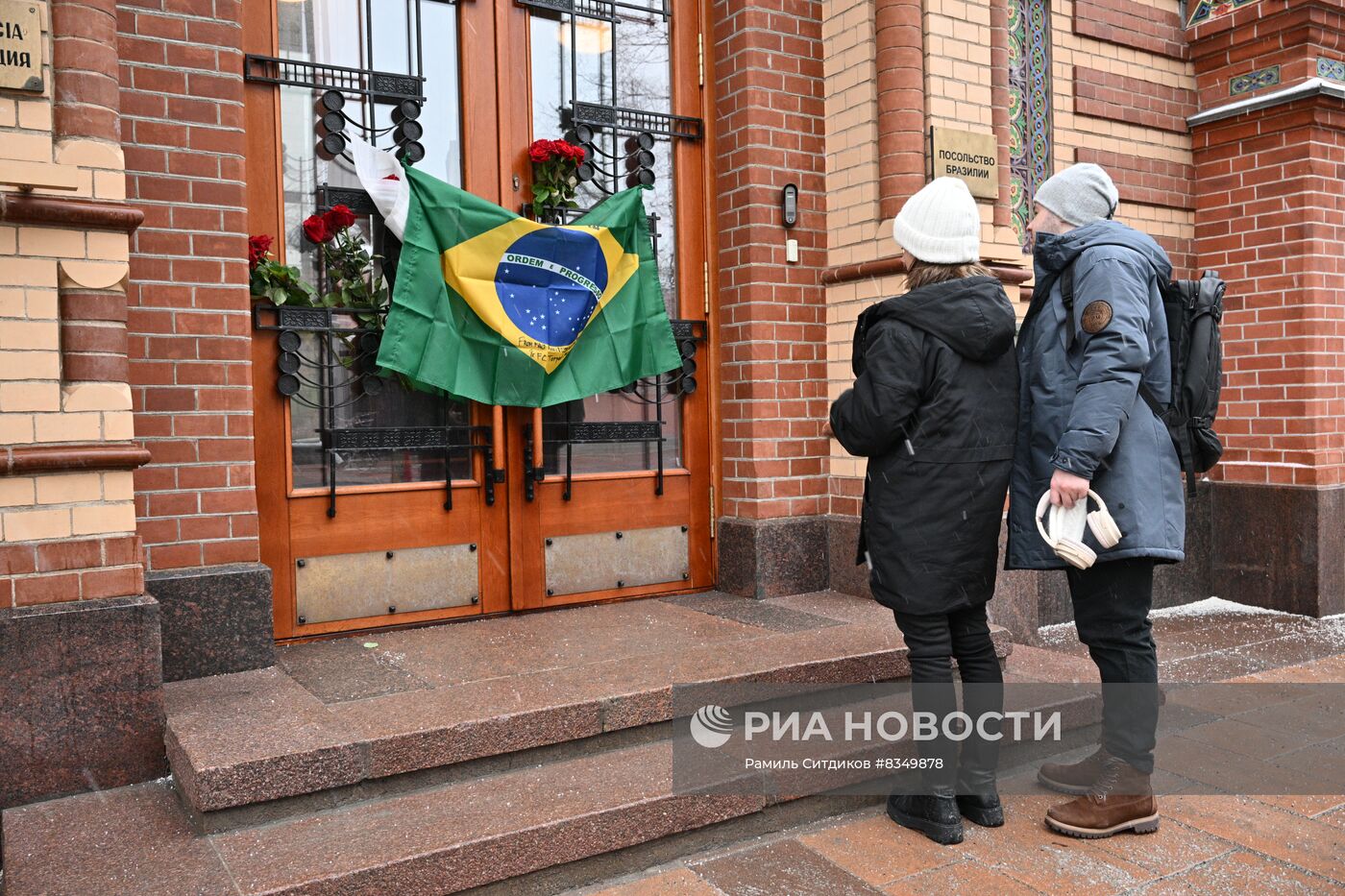 Цветы в память о Пеле у посольства Бразилии в Москве