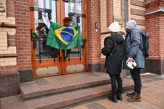 Цветы в память о Пеле у посольства Бразилии в Москве