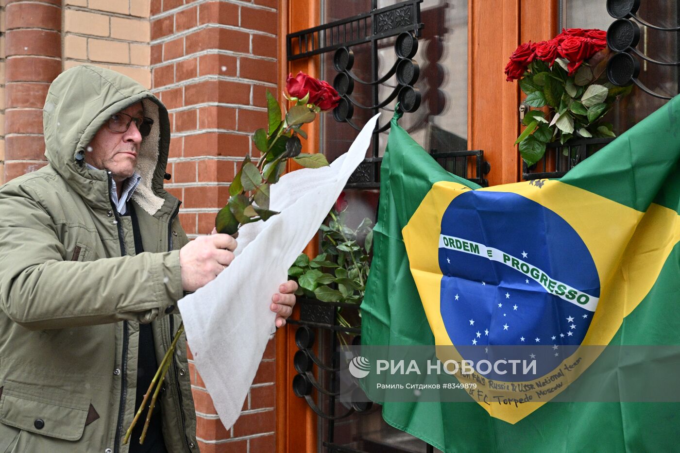 Цветы в память о Пеле у посольства Бразилии в Москве