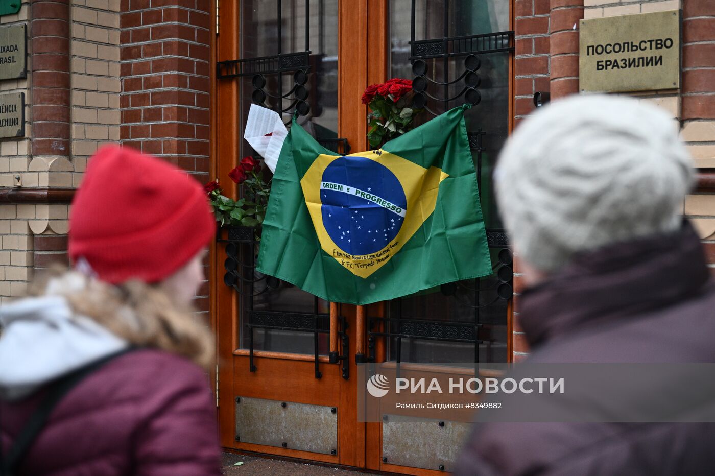 Цветы в память о Пеле у посольства Бразилии в Москве