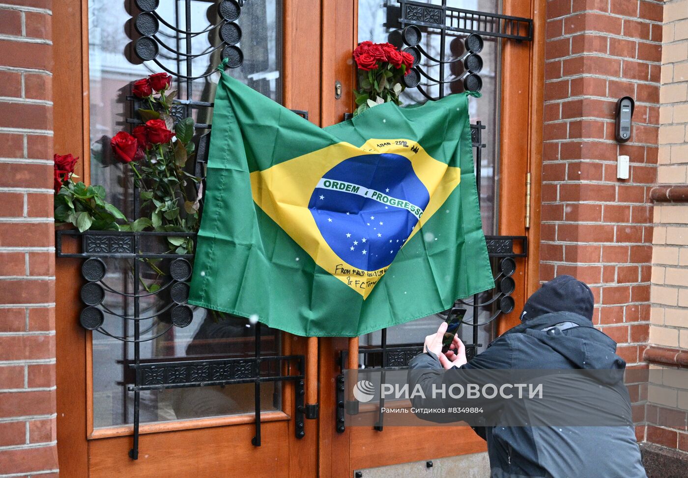 Цветы в память о Пеле у посольства Бразилии в Москве