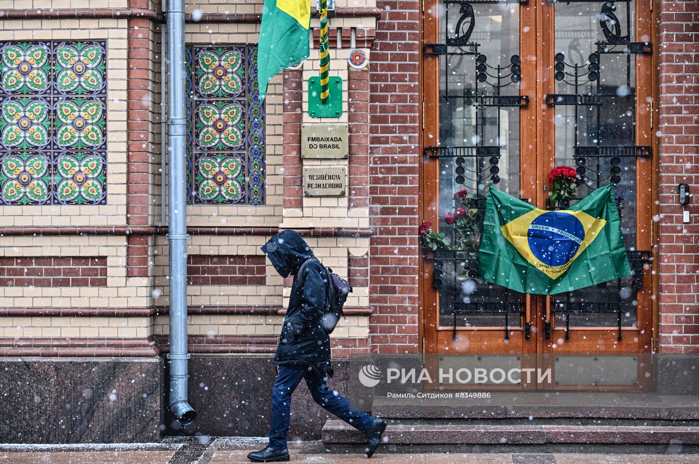 Цветы в память о Пеле у посольства Бразилии в Москве