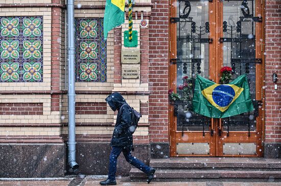 Цветы в память о Пеле у посольства Бразилии в Москве