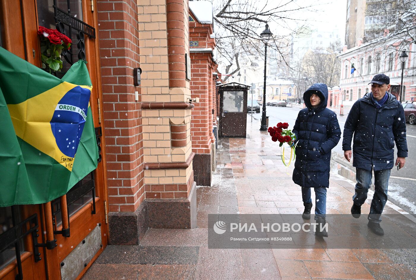 Цветы в память о Пеле у посольства Бразилии в Москве