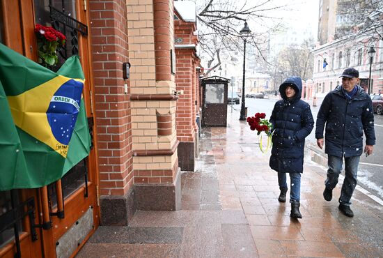 Цветы в память о Пеле у посольства Бразилии в Москве