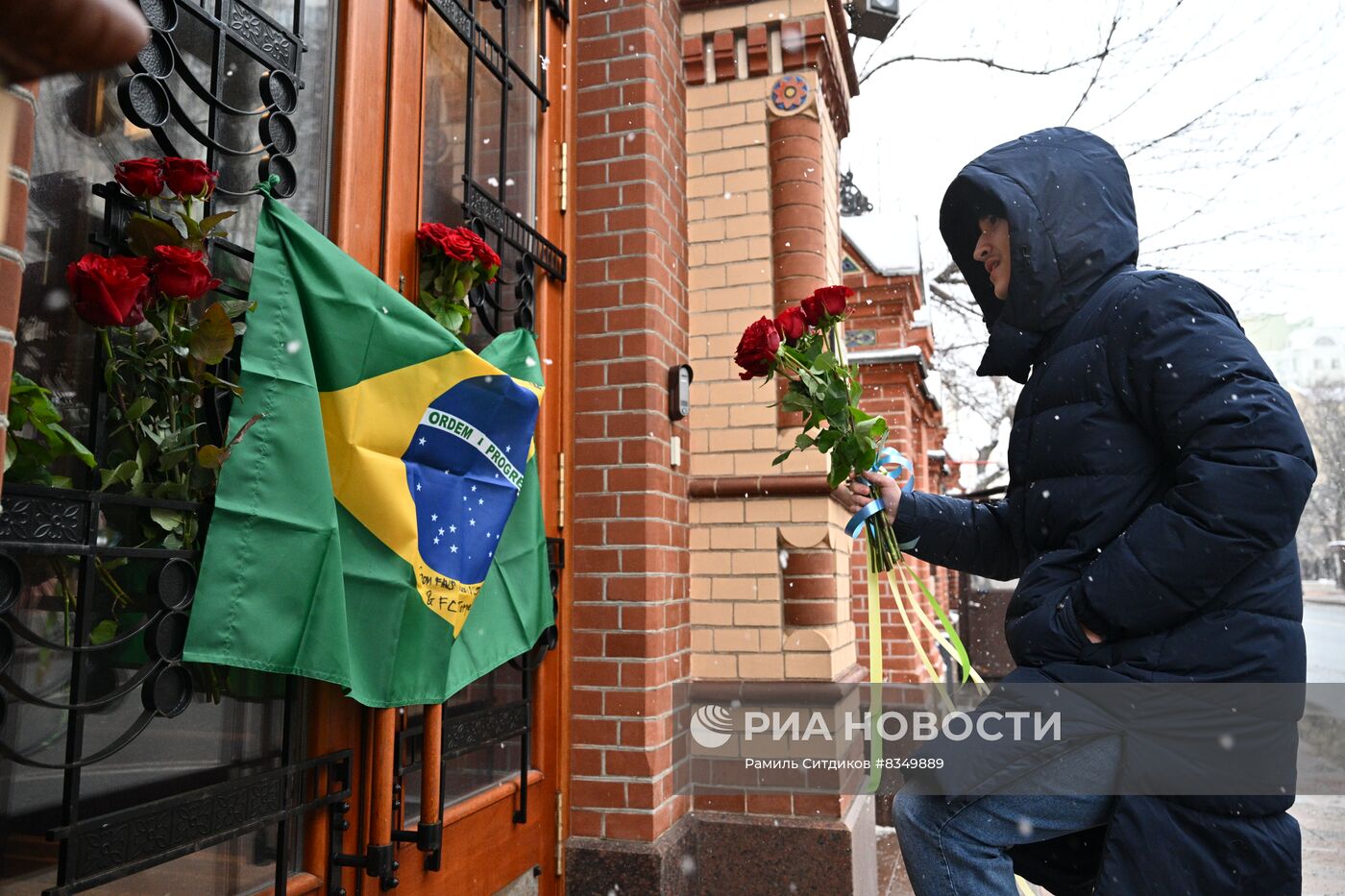 Цветы в память о Пеле у посольства Бразилии в Москве