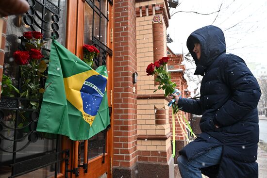 Цветы в память о Пеле у посольства Бразилии в Москве