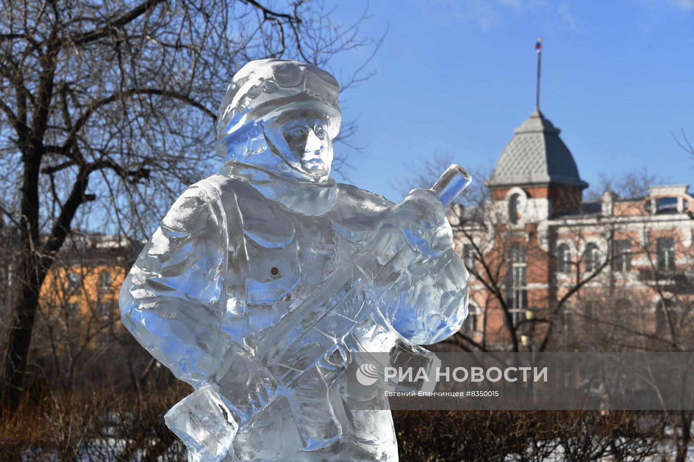 Ледяные фигуры солдат в Чите