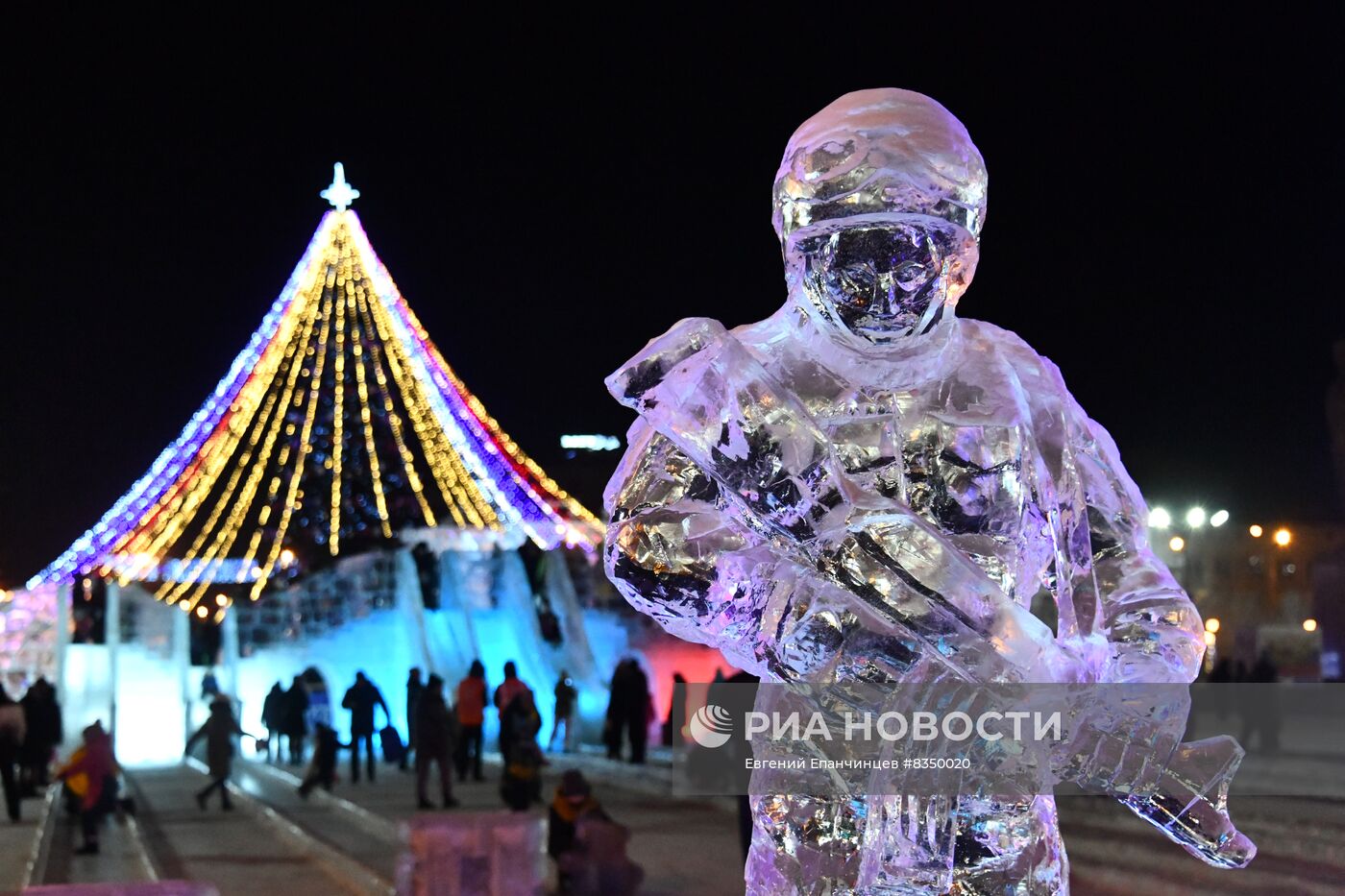 Ледяные фигуры солдат в Чите