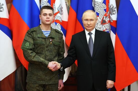 Президент РФ В. Путин посетил Южный военный округ